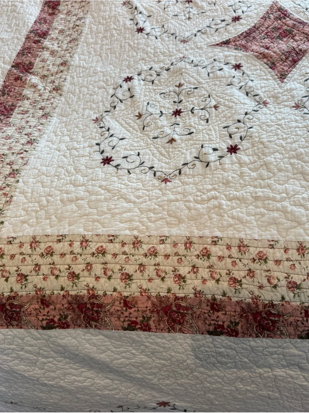 JC Penney 100% Cotton White/Dusty Rose Cal King+ Quilt Two Shams Floral Cottage